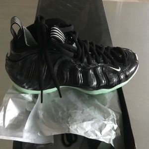 New Men’s Nike Foamposite One size 6